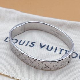 【国内発送/直営店】ギフトに最適★Louis Vuitton カフ ナノグラム ブレスレッド 3色  （2個） photo review